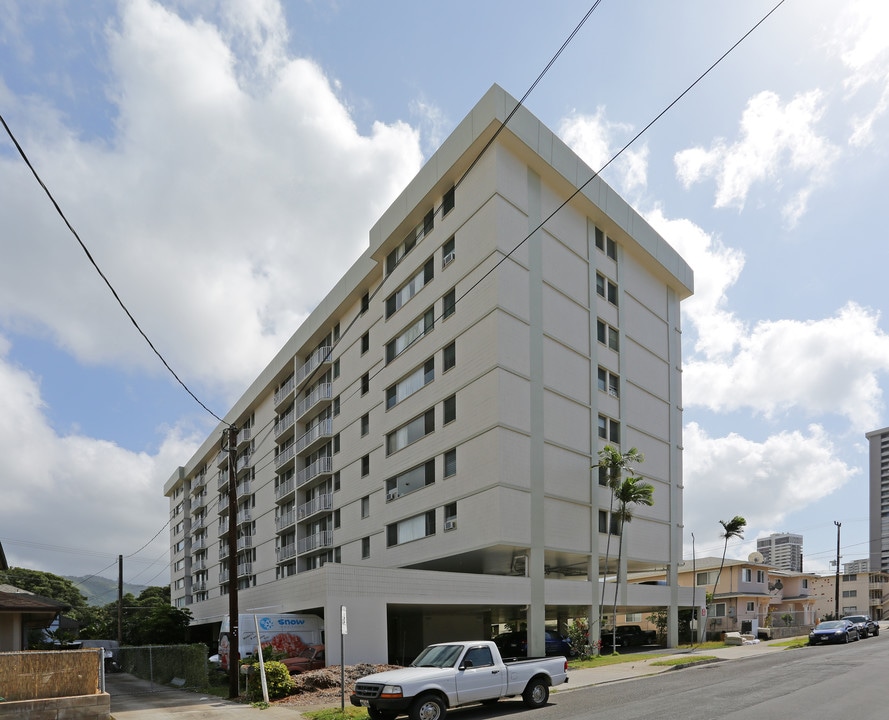 McCully Circle Apartments in Honolulu, HI - Building Photo