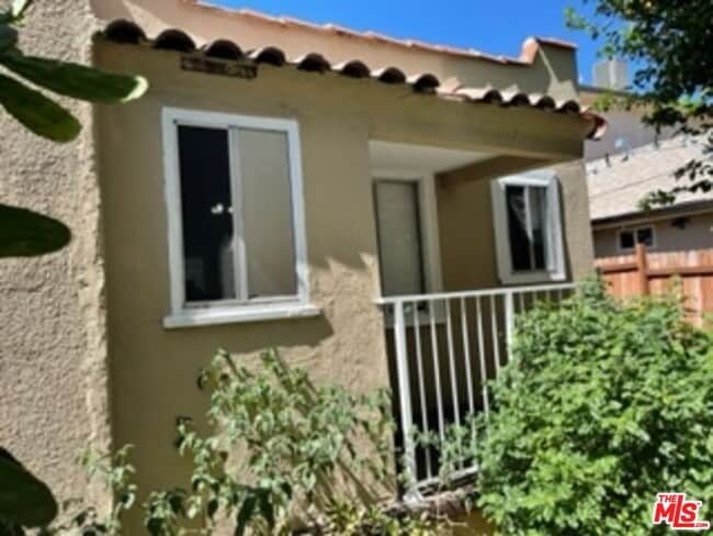 11223 Emelita St in Los Angeles, CA - Building Photo - Building Photo