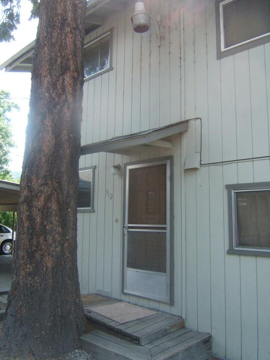 312 NE C St in Grants Pass, OR - Building Photo