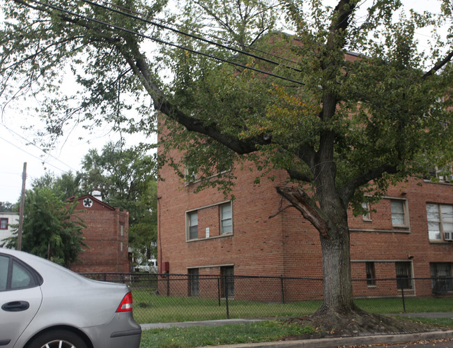 4001 Hayes St NE in Washington, DC - Foto de edificio - Building Photo