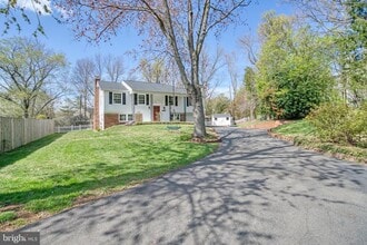 12805 Point Pleasant Dr in Fairfax, VA - Building Photo - Building Photo
