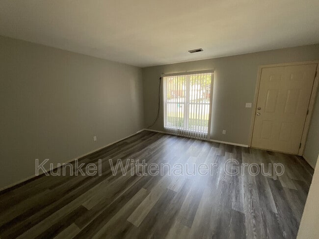 201 W Wesley Dr in O'Fallon, IL - Building Photo - Building Photo