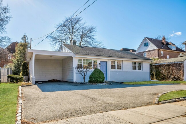 160 Tottenham Rd in Lynbrook, NY - Building Photo - Building Photo