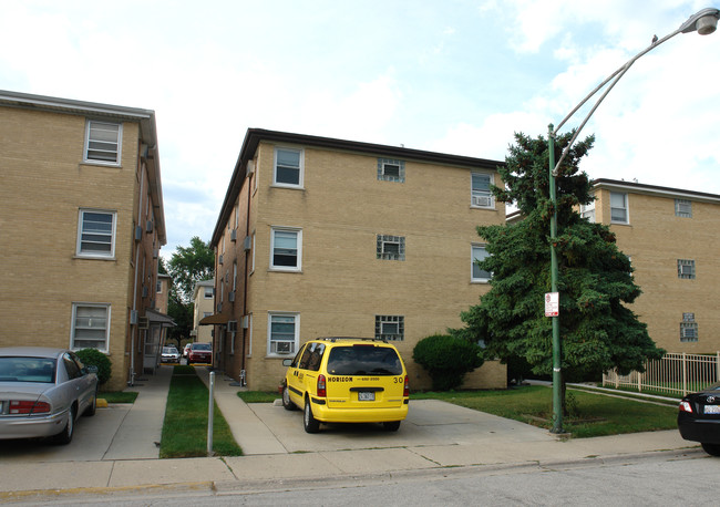 8549 W Catalpa Ave in Chicago, IL - Foto de edificio - Building Photo