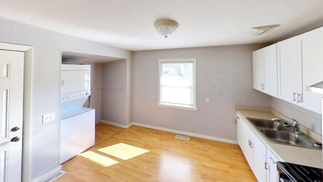 1056 Harrison Ave in Blaine, WA - Building Photo