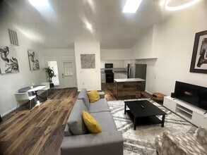 1917 Augusta Dr in Houston, TX - Building Photo - Building Photo