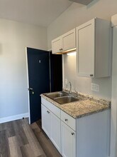 1301 W Greenfield Ave, Unit A in Milwaukee, WI - Building Photo - Building Photo