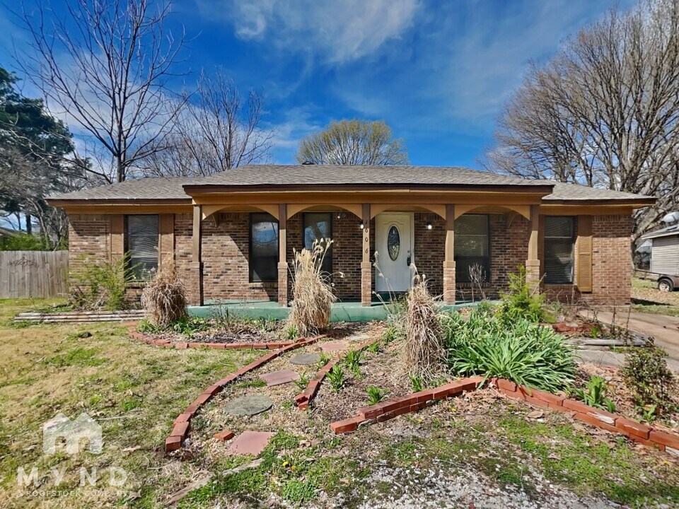 1606 Gilford Cove E in Southaven, MS - Building Photo