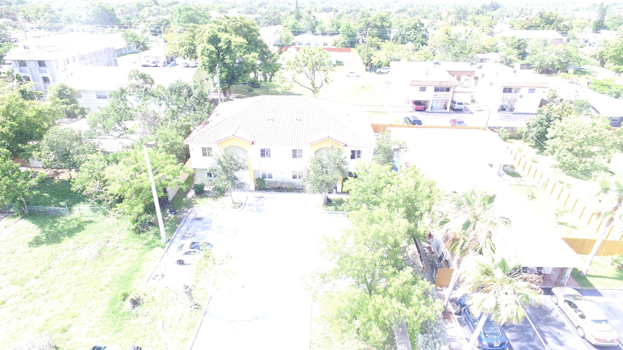 421-427 NW 40th Ct in Oakland Park, FL - Building Photo