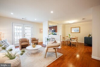 4113 S Four Mile Run Dr in Arlington, VA - Building Photo - Building Photo