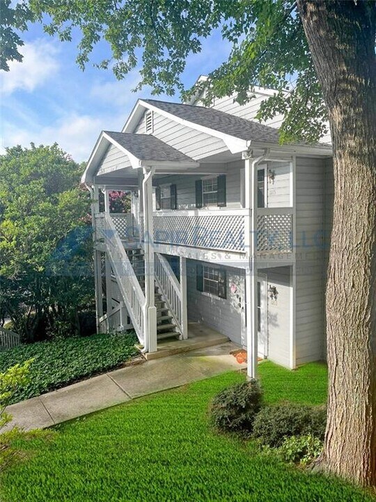 1105 Natchez Ter in Sandy Springs, GA - Building Photo