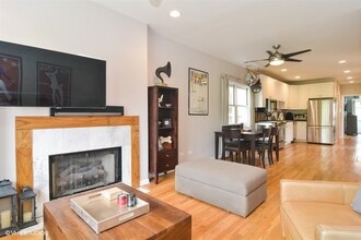 1359 W Hubbard St in Chicago, IL - Foto de edificio - Building Photo