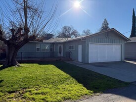 1605 Oakdale Ln in Redding, CA - Building Photo