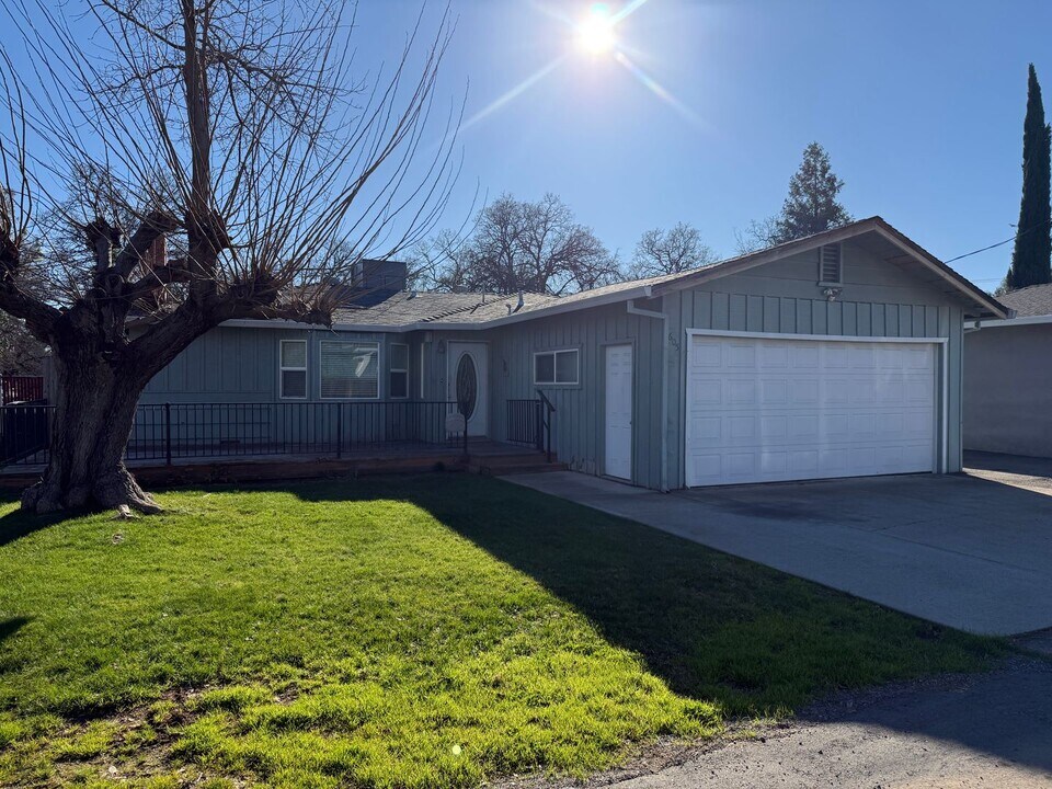 1605 Oakdale Ln in Redding, CA - Building Photo