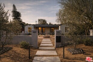 4837 Gentry Ave in Los Angeles, CA - Building Photo