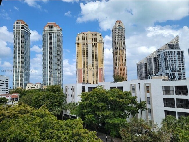 200 178th Dr in Sunny Isles Beach, FL - Building Photo - Building Photo