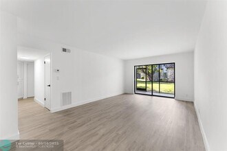 3105 Oakland Shores Dr in Oakland Park, FL - Building Photo - Building Photo