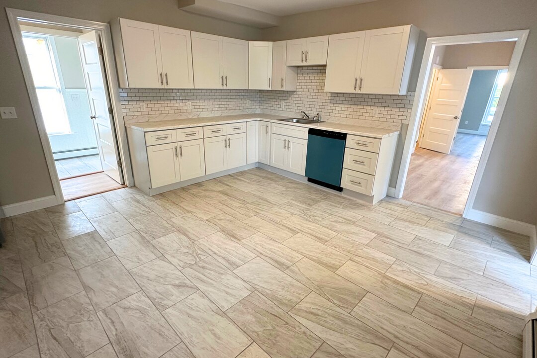 718 Beech St-Unit -Unit 1 in Manchester, NH - Building Photo