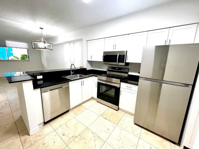 5091 NW 7th St, Unit # 103 in Miami, FL - Building Photo - Building Photo