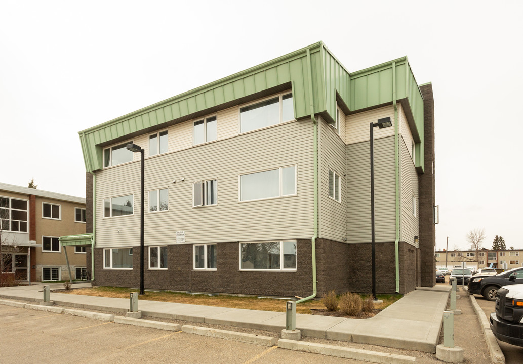 11230 116th St NW in Edmonton, AB - Building Photo