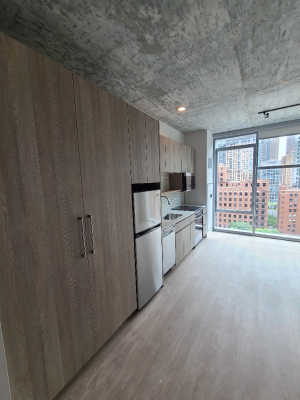 property at 216 W Chicago Ave