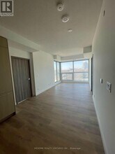 25-1025 McMahon Dr in Toronto, ON - Building Photo - Building Photo