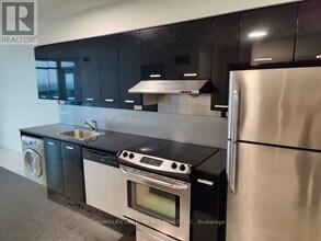 19 Singer Ct in Toronto, ON - Building Photo - Building Photo