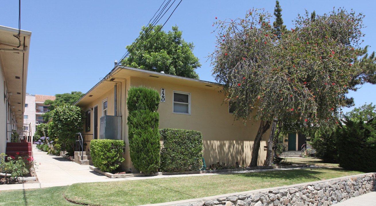 720 S 6th St in Burbank, CA - Building Photo