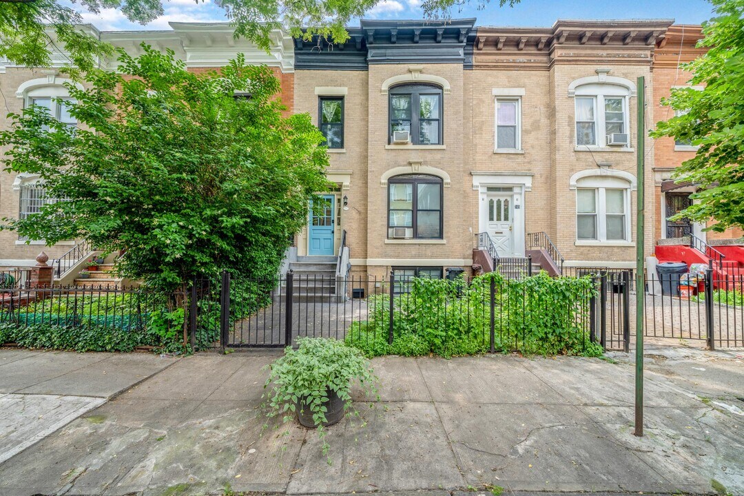 250 E 25th St in Brooklyn, NY - Building Photo