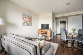 4698 Yonge St in Toronto, ON - Building Photo - Building Photo