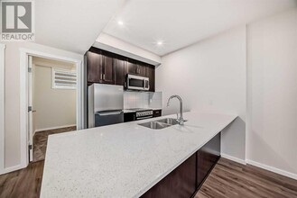 210 Yorkville Boulevard SW in Calgary, AB - Building Photo - Building Photo