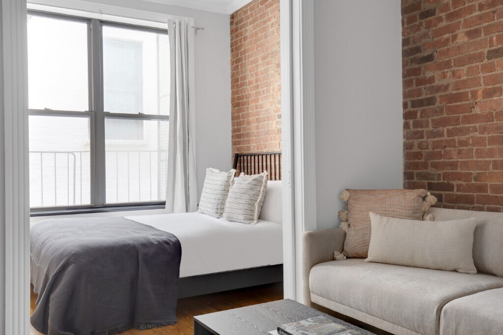 345 W 53rd St in New York, NY - Building Photo