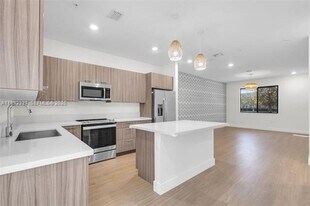 8363 NW 41st St in Doral, FL - Building Photo