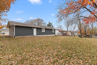 1309 Trading Post Ln in O'Fallon, MO - Foto de edificio - Building Photo