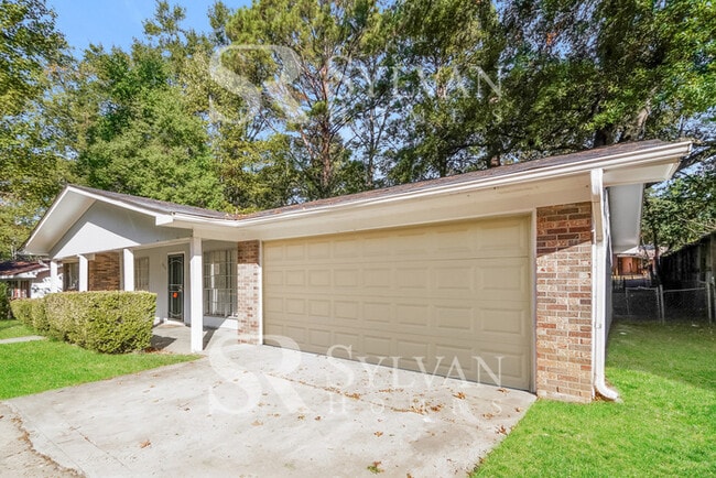 1370 Sharon Dr in Jackson, MS - Building Photo - Building Photo
