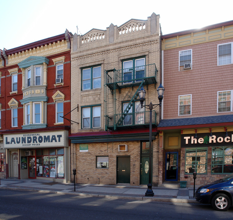 208 Broadway in Bayonne, NJ - Foto de edificio