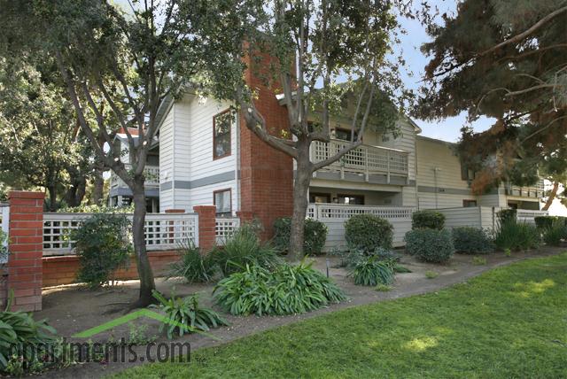 Victoria Square Apartments in Reedley, CA - Building Photo