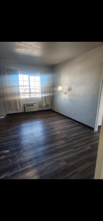 316 S Pioneer Way in Moses Lake, WA - Foto de edificio