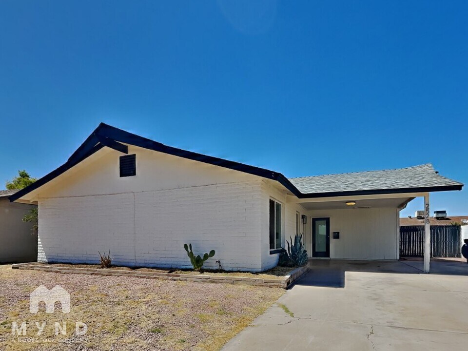 2528 E Hermosa Dr in Tempe, AZ - Foto de edificio