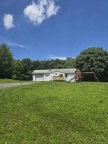 991 N Quaker Ln in Staatsburg, NY - Building Photo