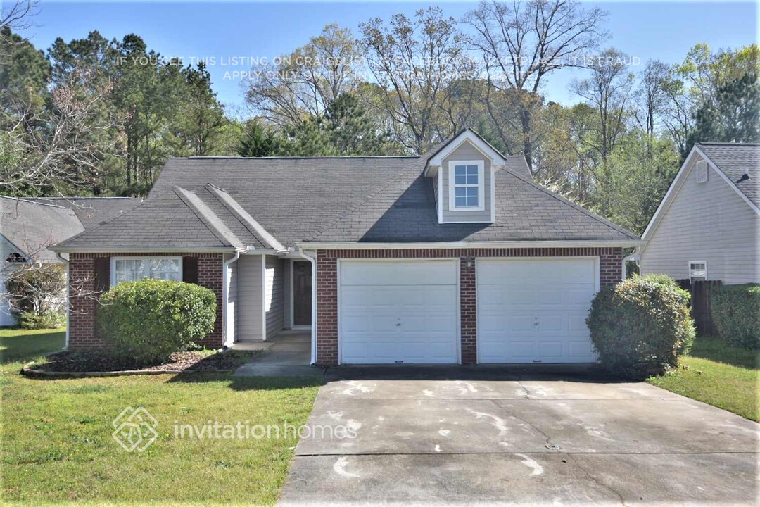 8040 Highland Pkwy in Fairburn, GA - Building Photo
