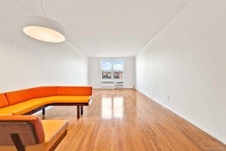 66-01 Burns St in Queens, NY - Foto de edificio - Building Photo