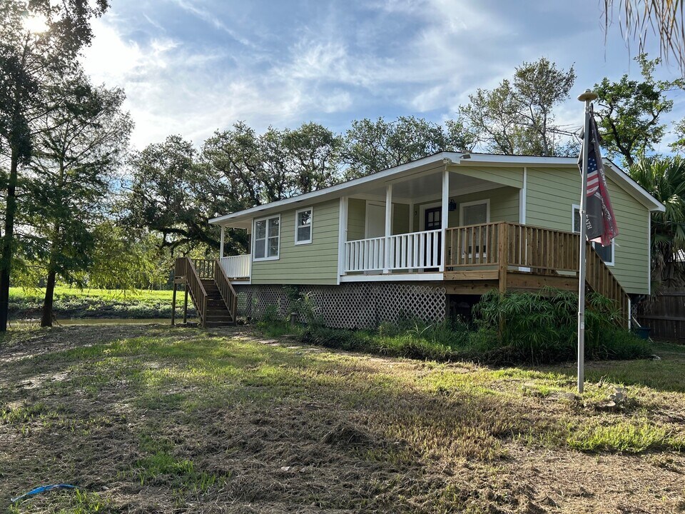 327 Bayou Rd in Danbury, TX - Building Photo