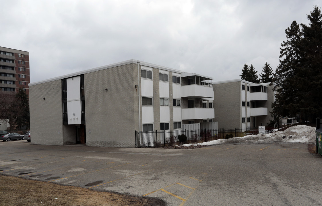 24 Mooregate Cres in Kitchener, ON - Building Photo