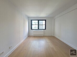 East 39th Street in New York, NY - Foto de edificio - Building Photo