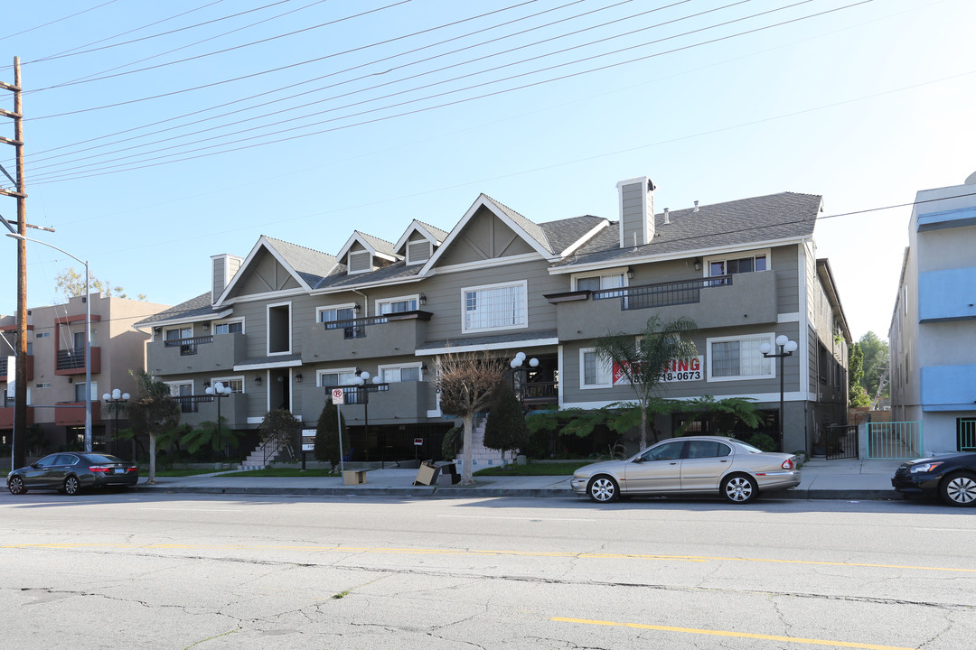 Lucky 24 Apartments in Canoga Park, CA - Foto de edificio