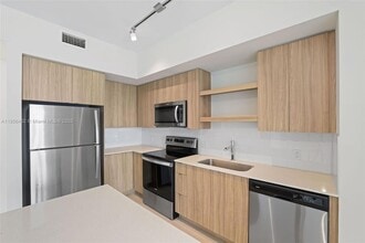 555 NE 8th St, Unit 0430 in Fort Lauderdale, FL - Building Photo - Building Photo