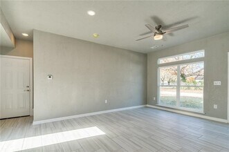 402 E Hemlock St in Rogers, AR - Building Photo - Building Photo