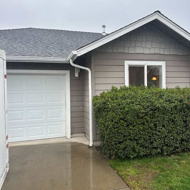 1223 SW Sun Glo Dr in Grants Pass, OR - Building Photo - Building Photo