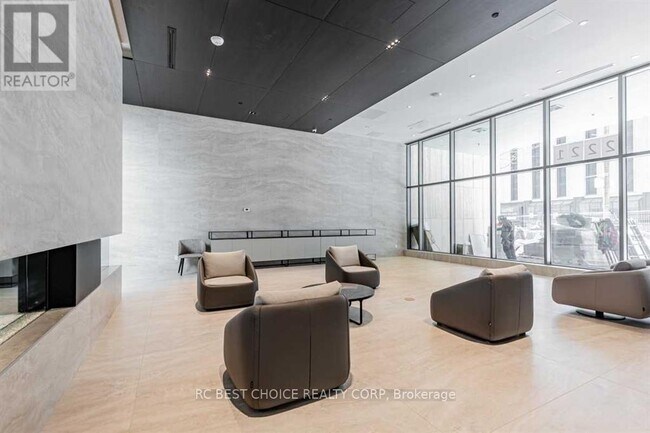 2221 Yonge St in Toronto, ON - Building Photo - Building Photo